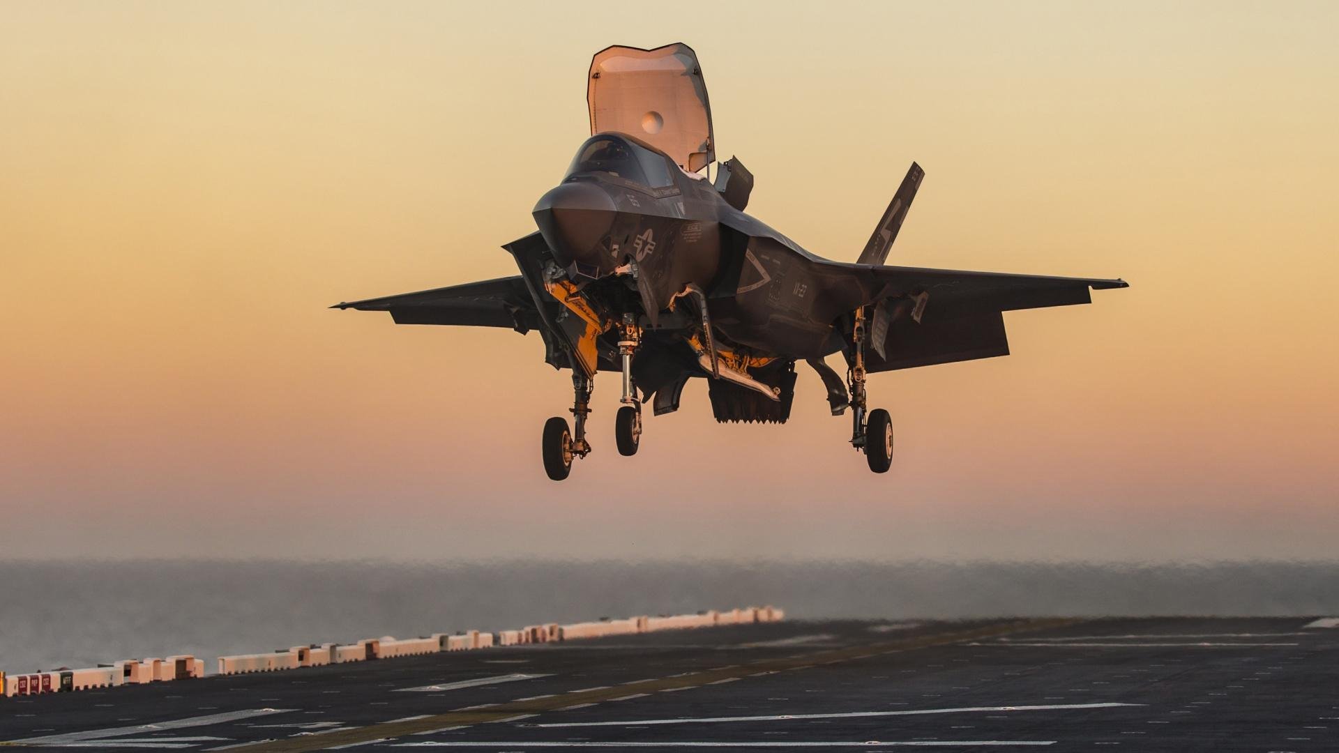 爱游戏APP-钢铁与绸缎，霍勒迪的死亡缠绕与公牛的五指牢笼