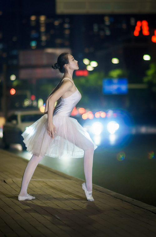 东决关键战焦点战，哥伦比亚轻取伊朗，展现强势晋级姿态